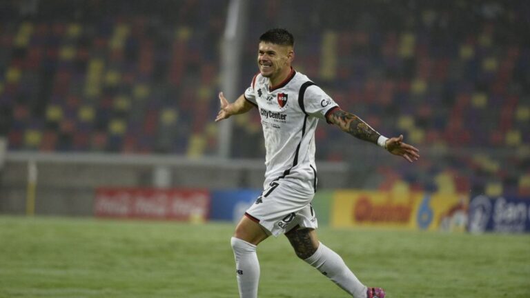 Jugadores de Newell's Old Boys celebran un gol durante el partido contra Central Córdoba.