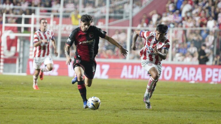 Jugadores de Newell's Old Boys en un partido de fútbol