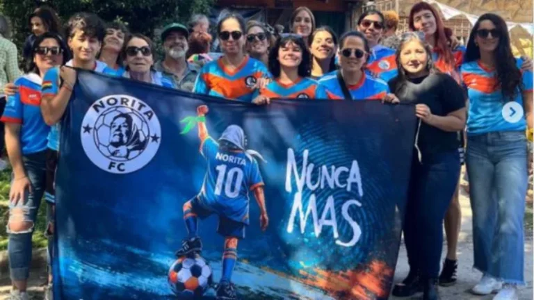 Integrantes del Norita Fútbol Club posan con su camiseta celeste y naranja en un campo de juego.