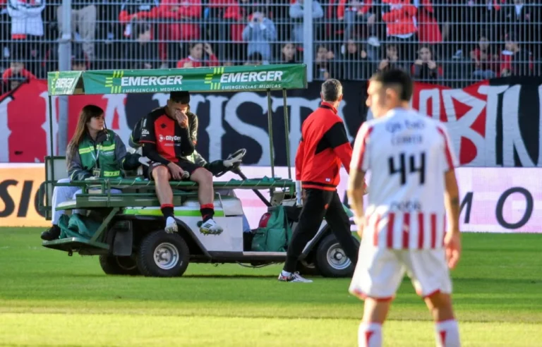 Oscar Salomón lesionado durante un partido de Newell's
