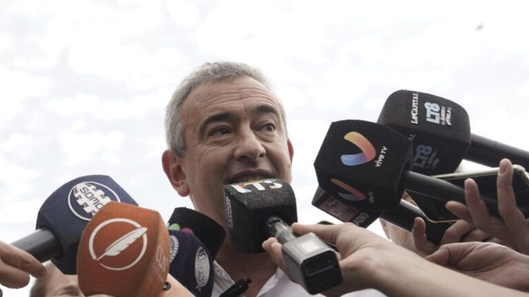 El intendente de Rosario, Pablo Javkin, durante una entrevista.