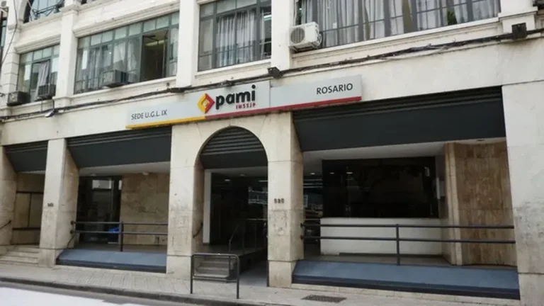 Persona mayor en consultorio médico representando la situación de los afiliados a PAMI