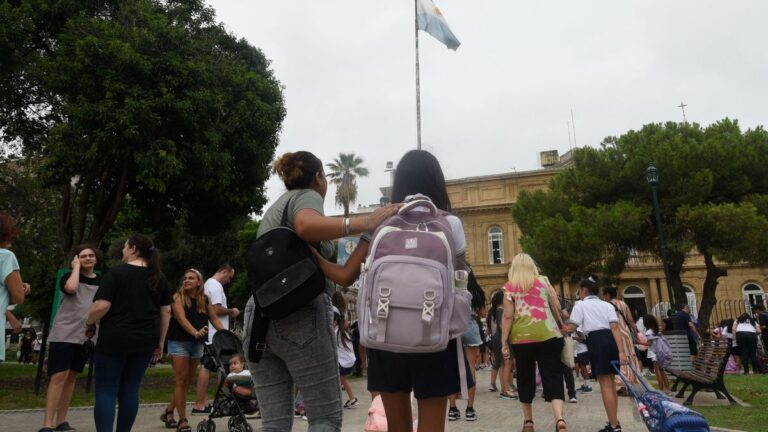 Manifestación docente frente a la escuela en la provincia de Santa Fe