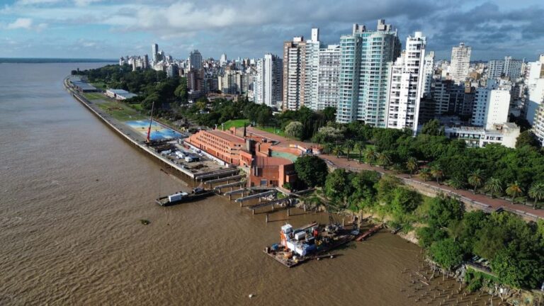 Vista de las obras de recuperación de los muelles del Parque España en Rosario