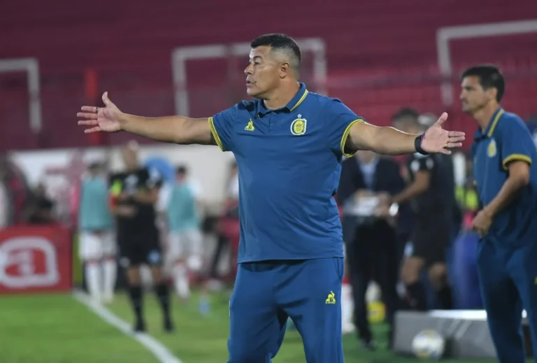 Jugadores de Rosario Central en un partido de fútbol.
