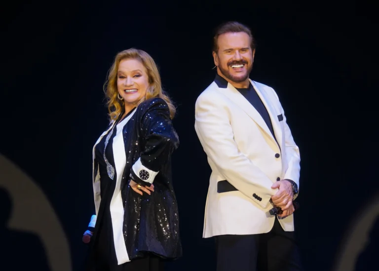 Los hermanos Lucía y Joaquín Galán, del dúo Pimpinela, en el escenario.