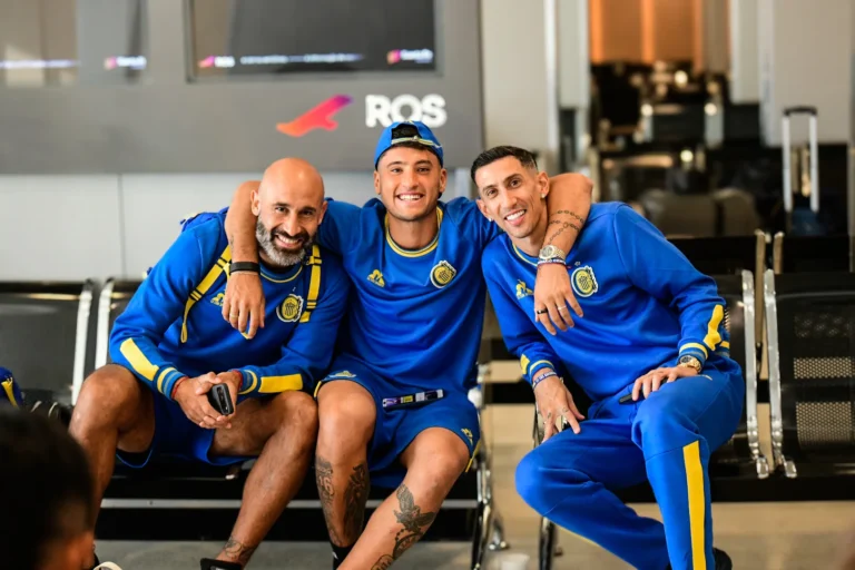 Plantel de Rosario Central en el aeropuerto antes de viajar a Venezuela