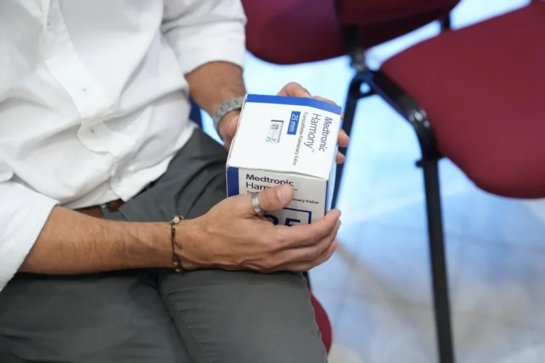 Equipo médico del Hospital Provincial del Centenario de Rosario en una sala de hemodinamia
