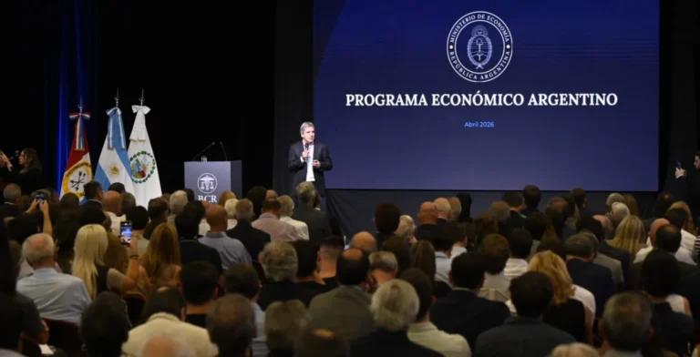 El ministro de Economía Luis Caputo durante su visita a la Bolsa de Comercio de Rosario.