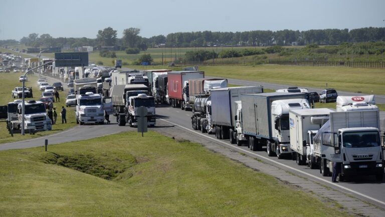 Ruta A012 en la provincia de Santa Fe con tránsito de camiones