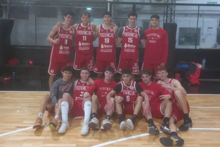 Jugadores de Provincial celebrando durante el partido contra Temperley