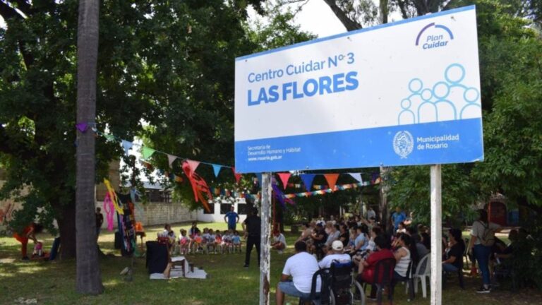 Ilustración de niños y adolescentes tocando instrumentos musicales en un espacio comunitario.