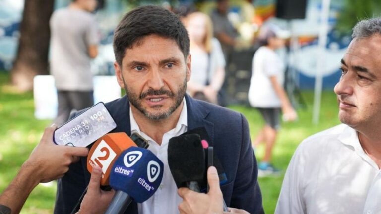 Gobernador Maximiliano Pullaro durante una declaración sobre infraestructura vial.