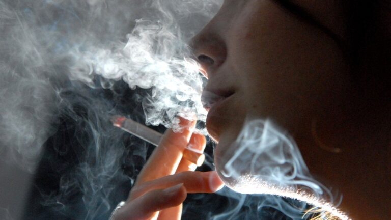Símbolo de prohibición sobre un paquete de cigarrillos, representando la nueva ley británica.