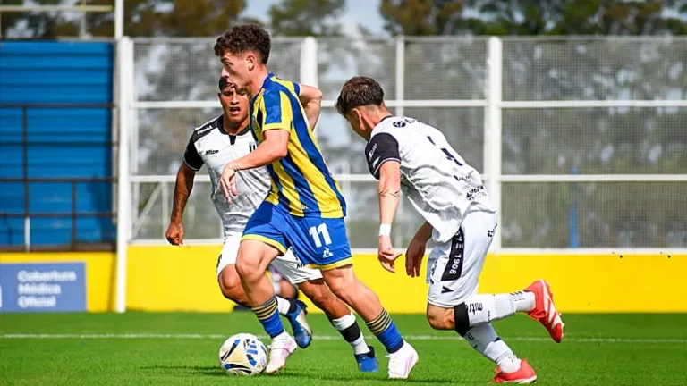 Jugadores de la Reserva de Rosario Central durante el partido contra Gimnasia de Mendoza en Arroyo Seco.
