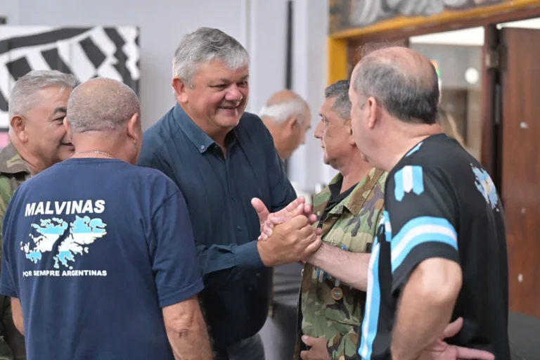 Intendente Alberto Ricci durante el acto por el Día del Veterano de Malvinas en la Casa de la Cultura de Santa Fe.