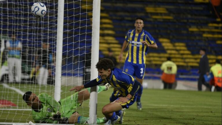 Jugadores de Rosario Central e Independiente del Valle durante el partido por la Copa Libertadores en el Gigante de Arroyito.