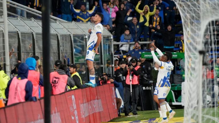 Jugadores de Rosario Central celebrando un gol durante el partido contra Atlético Tucumán en el Estadio Gigante de Arroyito.