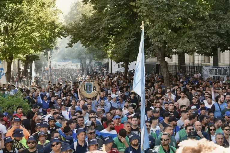 Movilización gremial en la Plaza San Martín de Rosario