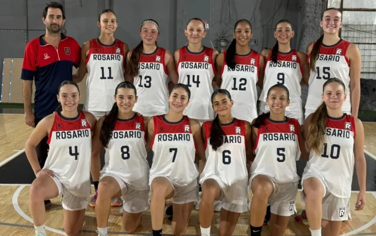 Equipo femenino U17 de Rosario en cancha de básquet
