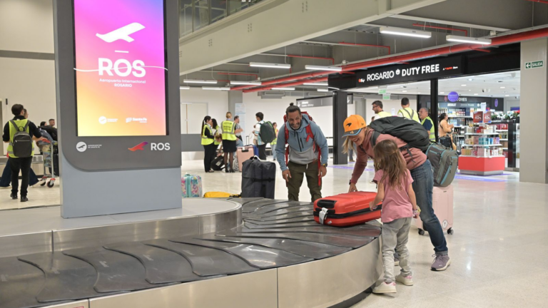 Avión de Aerolíneas Argentinas en la pista del Aeropuerto Internacional Rosario Islas Malvinas