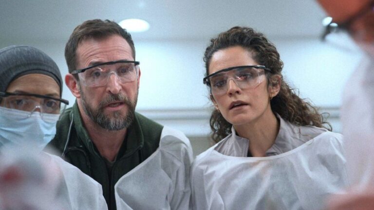 Imagen promocional de la serie The Pitt, con personajes médicos en un hospital.