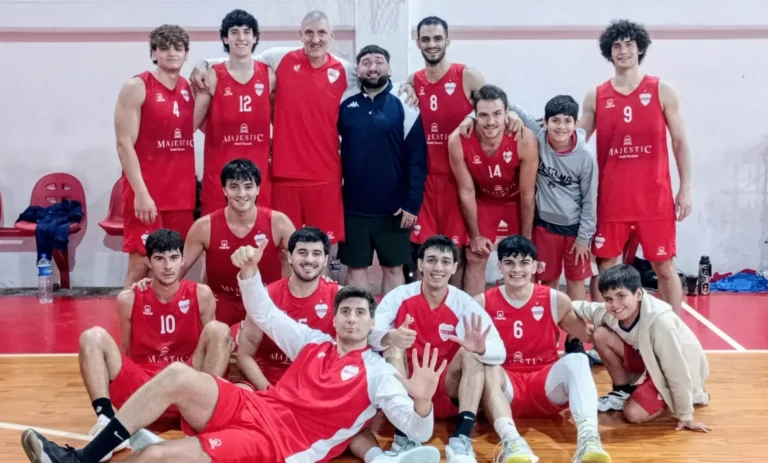 Jugadores de San Telmo de Funes en partido de básquet de la Liga A