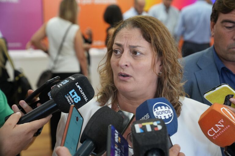 Ministra de Salud de Santa Fe, Silvia Ciancio, durante la presentación del informe sobre medicamentos de alto costo.