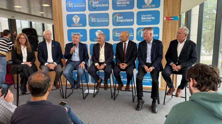 Autoridades del Gobierno de Santa Fe en reunión del Gabinete Productivo de la Región Centro.