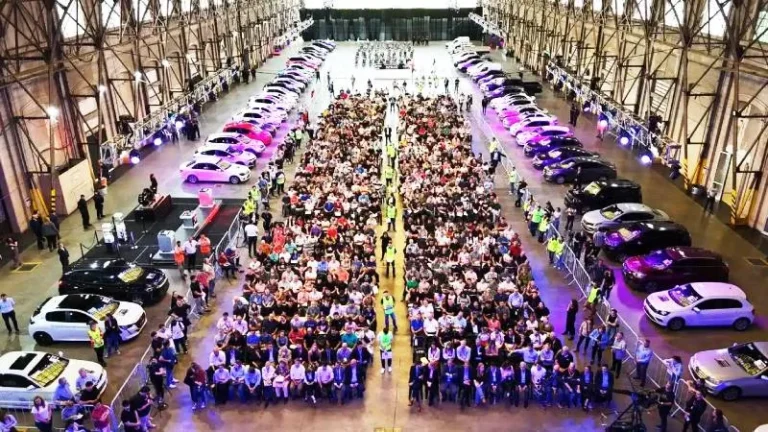 Salón Metropolitano de Rosario preparado para la subasta pública de bienes decomisados por la provincia de Santa Fe