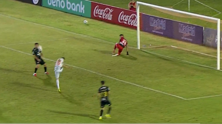 Sebastián Ferreira, exjugador de Rosario Central, en acción durante un partido.