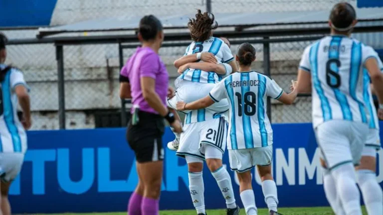Jugadoras de la Selección Argentina Sub 17 femenina celebrando un gol ante Bolivia