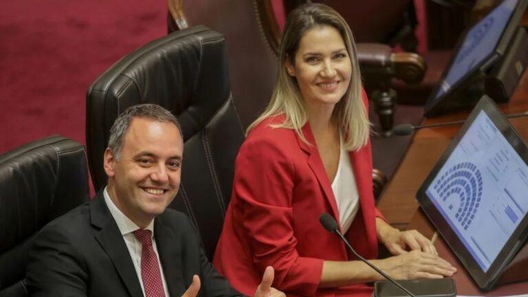 Senadora Carolina Losada en estudio de televisión