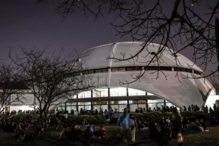 Público en el Domo Planetario del CAM durante un espectáculo de luces y proyecciones.