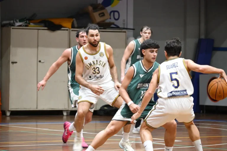 Acción de partido de básquetbol de la Superliga rosarina