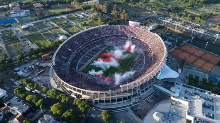 Libros y publicaciones sobre fútbol argentino y el Superclásico River - Boca