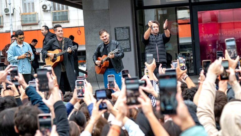 Chano Charpentier cantando en la explanada del Centro Cultural Fontanarrosa bajo la lluvia