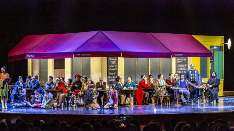 Fachada del Teatro El Círculo de Santa Fe, con cartel anunciando la obra 'La Bohème'.