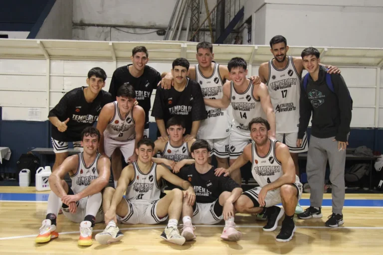 Jugadores de básquet en acción durante un partido de la Superliga rosarina.