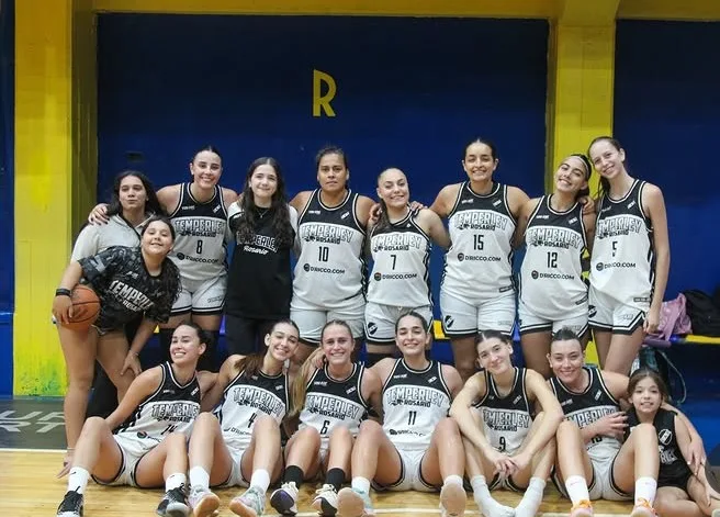 Jugadoras de básquet femenino en acción durante el partido entre Temperley y Central