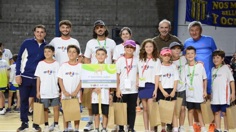 Jugadores juveniles de tenis de Santa Fe compitiendo en torneo