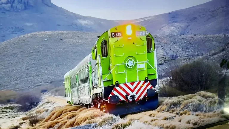 Tren Patagónico recorriendo la estepa patagónica cerca de la cordillera