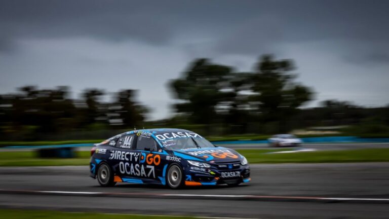 Autos de Turismo Nacional compitiendo en el autódromo Oscar y Juan Gálvez de Rosario.