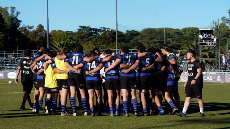 Jugadores de rugby de Universitario y Gimnasia en acción durante el partido del Regional del Litoral.