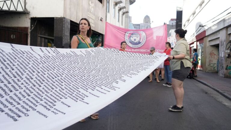 Mujer con mirada seria en primer plano, simbolizando la lucha contra la violencia de género