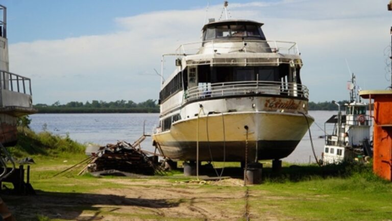 Barco Ciudad de Rosario en dique seco durante su restauración en el astillero Fluvimar
