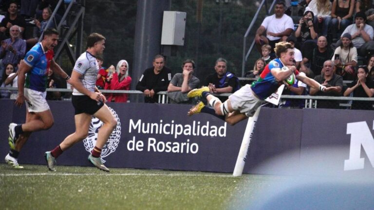 Jugadores de Capibaras celebrando un try en el partido ante Pampas en el hipódromo de Rosario