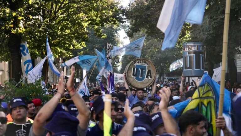 Miguel Vivas durante el acto de la CGT Rosario en Córdoba y Moreno