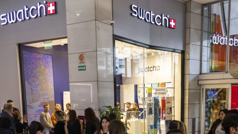 Fila de personas esperando para comprar la colección Omega x Swatch MoonSwatch en Alto Palermo, Buenos Aires