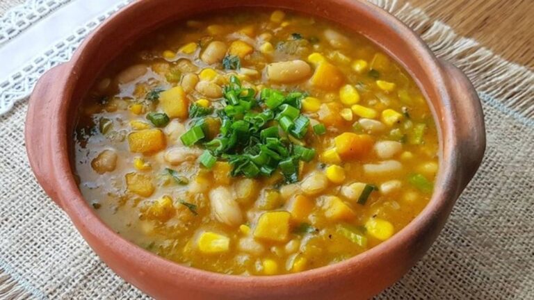 Plato de locro argentino con maíz, porotos y carne